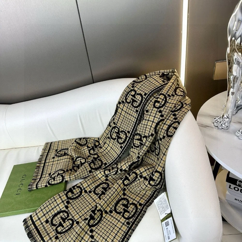 Gucci Women's Scarf in Black and Gold - Picture 3 of 5